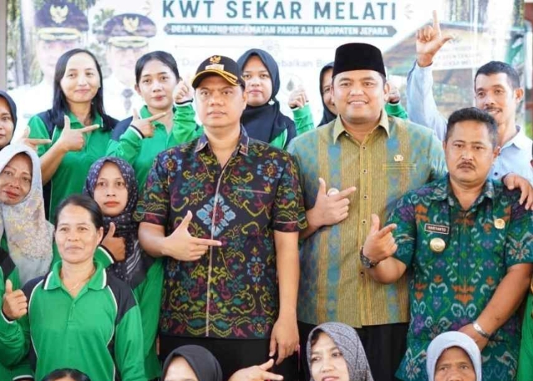 Bupati Jepara Witiarso Utomo meresmikan rumah produksi gula aren Desa Tanjung Pakisaji