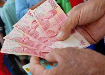 Warga antre mengambil bansos PKH dan BPNT Mei 2026 usai pembaruan data penerima