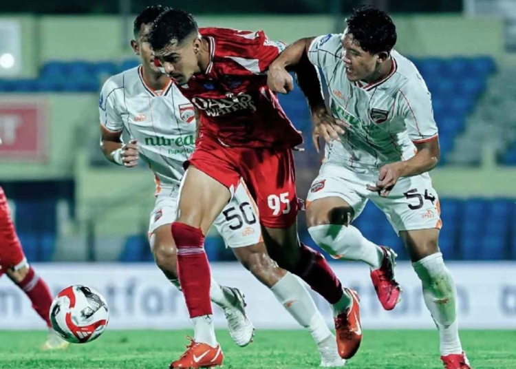 Pemain Persijap Jepara duel dengan Borneo FC dalam laga sengit di Stadion Gelora Bumi Kartini