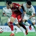 Pemain Persijap Jepara duel dengan Borneo FC dalam laga sengit di Stadion Gelora Bumi Kartini