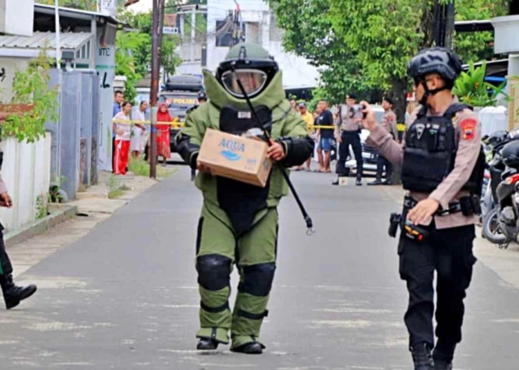 paket misterius di rumah pendeta Kudus diperiksa tim Gegana