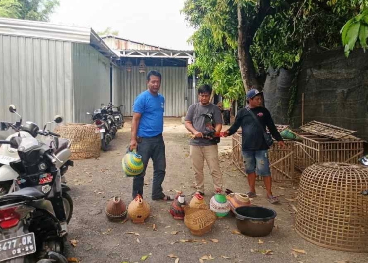 polisi gerebek sabung ayam di kudus pelaku kabur tinggalkan 14 motor