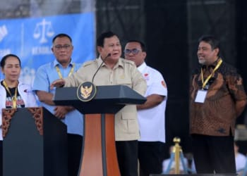 Buruh di Monas menjawab tidak saat Prabowo Subianto tanya manfaat MBG