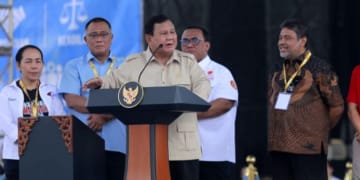 Buruh di Monas menjawab tidak saat Prabowo Subianto tanya manfaat MBG