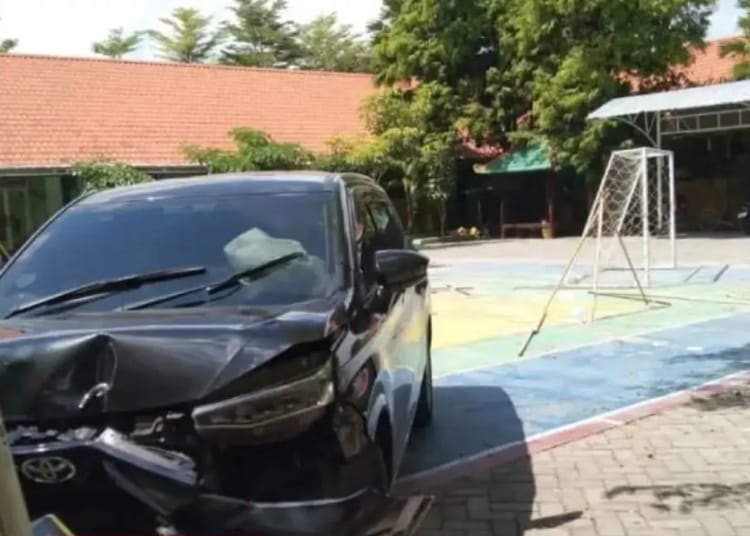 siswa mtsn bojonegoro terluka usai tertabrak mobil avanza saat apel pramuka