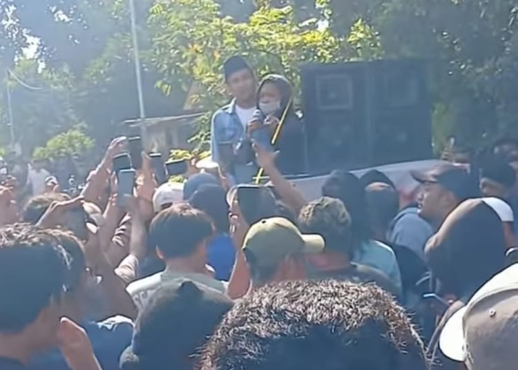 rumah kiai diduga cabul di pati digeruduk warga