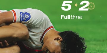 Pemain Persis Solo tertunduk usai kebobolan oleh Malut United di Stadion Jatidiri