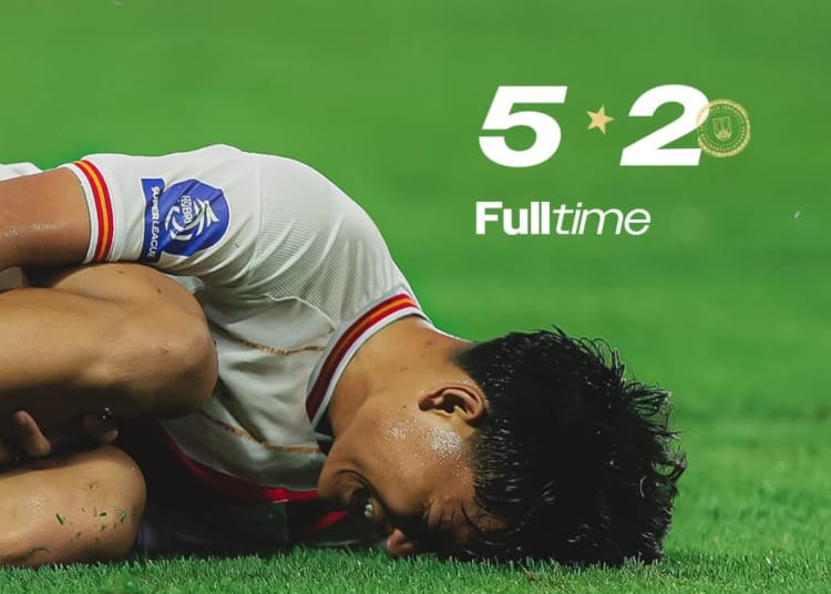 Pemain Persis Solo tertunduk usai kebobolan oleh Malut United di Stadion Jatidiri