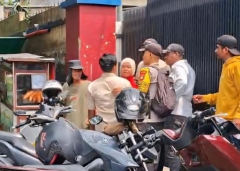aksi debt collector tarik paksa motor emak emak di depok picu keributan warga