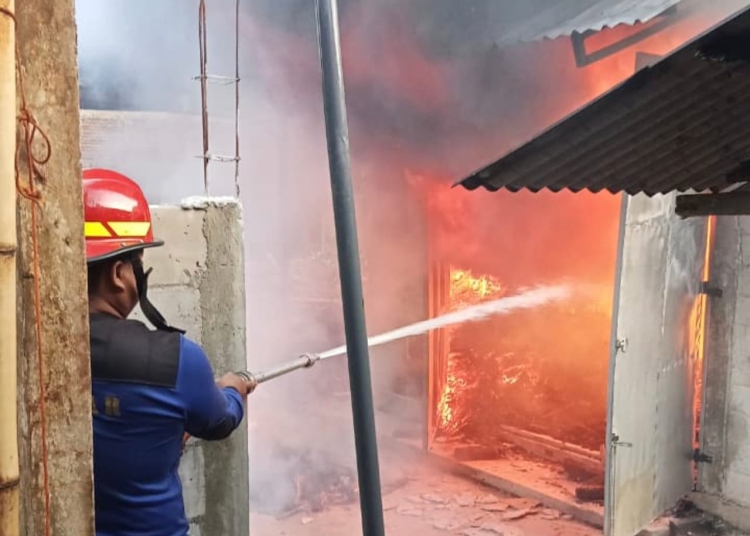 Oven pengering kayu di Desa Sekuro Mlonggo Jepara yang terbakar hebat diduga akibat overheat