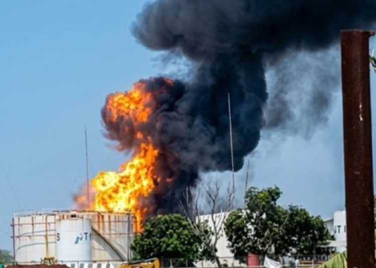 kebakaran pertamina indramayu asap hitam pekat warga panik