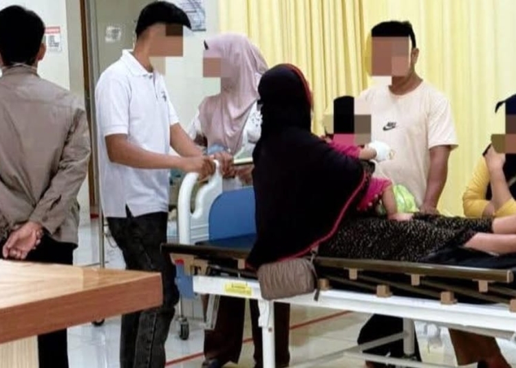 Warga dan keluarga panik saat ibu muda di Mamuju diduga minum racun bersama tiga anaknya