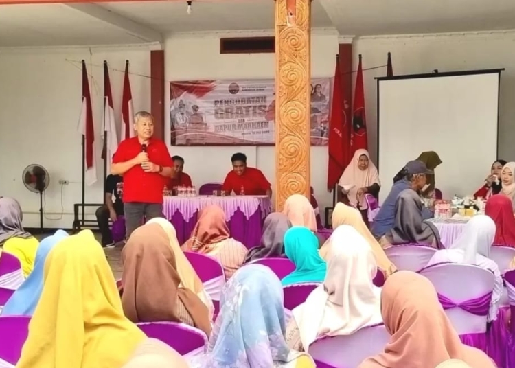 Kegiatan PDI Jepara pengobatan gratis dan Dapur Marhaen di Desa Watuaji