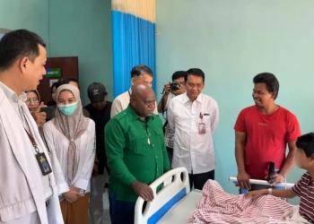 Menteri HAM Natalius Pigai tinjau korban keracunan MBG di Surabaya 13 Mei 2026
