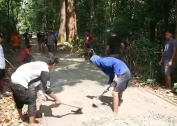 Warga Jokosari Ngabul Jepara gotong royong cor jalan rusak bantuan pengusaha