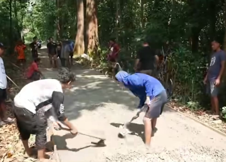 Warga Jokosari Ngabul Jepara gotong royong cor jalan rusak bantuan pengusaha