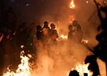 tradisi perang obor jepara 2026 di tegalsambi penuh kobaran api malam hari