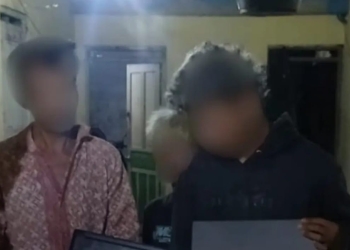 Polisi Polresta Pati menunjukkan barang bukti hasil pencurian enam laptop dan LCD dari SD Negeri 2 Mulyoharjo usai pelaku ditangkap