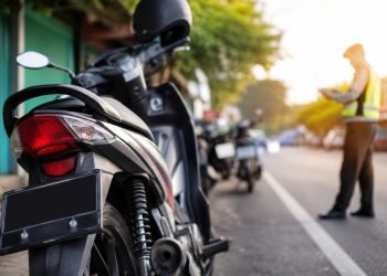 Ilustrasi kendaraan motor dan aktivitas pembayaran pajak kendaraan di Jepara