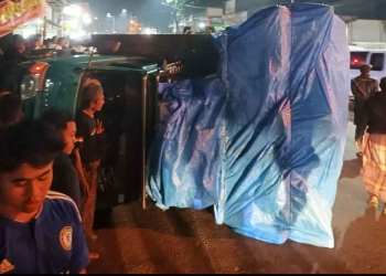 Truk bak kayu terbalik di Jalan Raya Jepara Kudus usai berjalan sendiri di Pecangaan Jepara