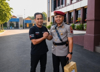 Kasat Reskrim AKP Wildan Umar berjabat tangan dengan jurnalis Metro8.news di Polres Jepara saat momen perpisahan sertijab