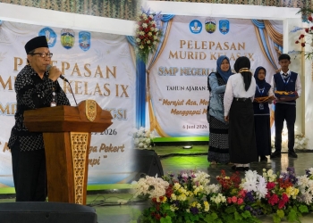 Kepala sekolah SMPN 1 Bangsri memberikan sambutan dalam acara pelepasan siswa kelas IX tahun ajaran 2025 2026 di Gedung PGRI Bangsri