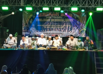 Puncak sedekah bumi Tigajuru 2026 di Balai Desa Tigajuru Jepara dipadati warga saat bersholawat