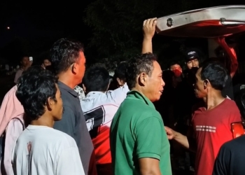Warga evakuasi korban kecelakaan motor masuk jurang di Donorojo Jepara malam hari