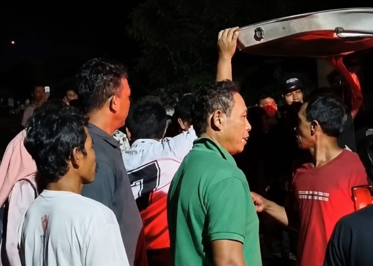 Warga evakuasi korban kecelakaan motor masuk jurang di Donorojo Jepara malam hari