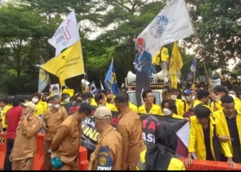 Aksi demo BEM UI di Bundaran HI tuntut turunkan BBM dan hentikan program MBG