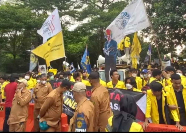 Aksi demo BEM UI di Bundaran HI tuntut turunkan BBM dan hentikan program MBG