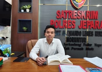 Petugas kepolisian saat melakukan olah TKP penemuan pemuda meninggal di kamar kos Pecangaan Jepara