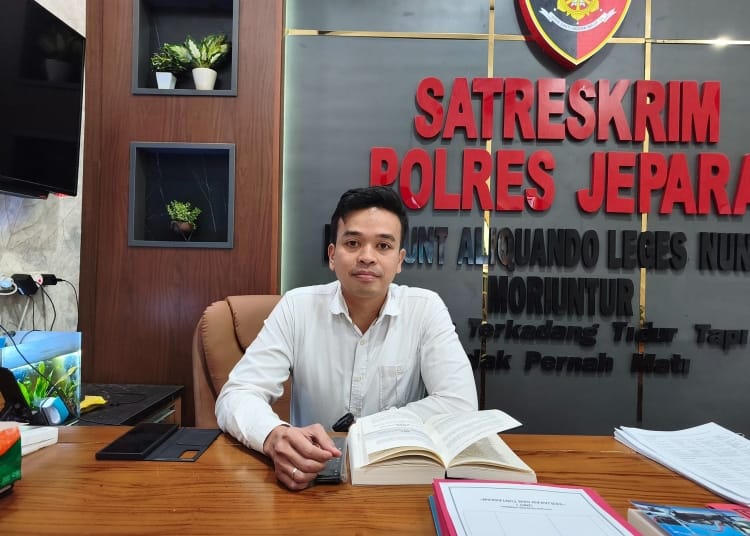 Petugas kepolisian saat melakukan olah TKP penemuan pemuda meninggal di kamar kos Pecangaan Jepara
