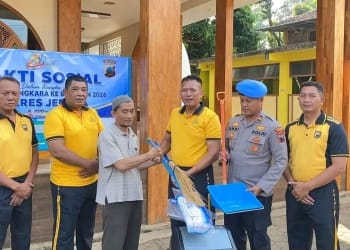 Kegiatan bakti sosial Polres Jepara membersihkan masjid bersama warga dalam rangka Hari Bhayangkara ke-80