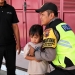 Polsek Keling menggendong bocah 4 tahun yang sempat terlantar di dekat SPBU Sambungoyot, Jepara, sebelum dipulangkan kepada keluarganya.