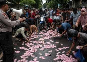 Perampok menebarkan uang saat kabur di Cirebon, polisi mengimbau warga mengembalikan barang bukti.