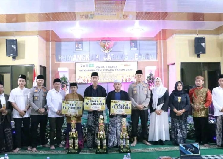 Lomba Rebana Hari Bhayangkara ke-80 di Polres Jepara diikuti peserta dengan lantunan sholawat di Aula Bhayangkari.