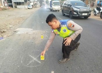 Pengendara motor mengalami kecelakaan di depan Pasar Pecangaan Jepara hingga kaki terlindas truk kontainer saat polisi melakukan olah TKP.