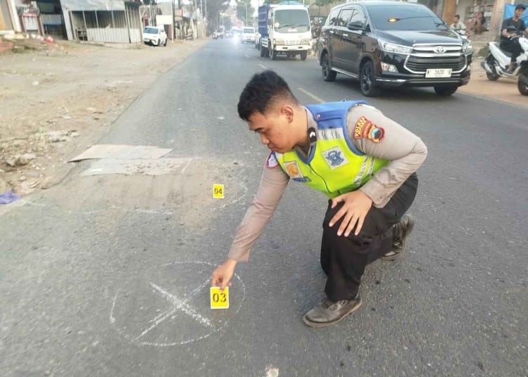 Pengendara motor mengalami kecelakaan di depan Pasar Pecangaan Jepara hingga kaki terlindas truk kontainer saat polisi melakukan olah TKP.