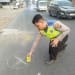 Pengendara motor mengalami kecelakaan di depan Pasar Pecangaan Jepara hingga kaki terlindas truk kontainer saat polisi melakukan olah TKP.