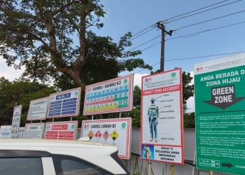 Pekerja proyek Sekolah Rakyat di Pakis Aji Jepara saat beraktivitas di lokasi pembangunan terkait polemik pembayaran upah.