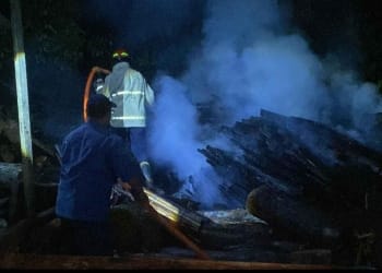 Kebakaran melanda oven pengeringan kayu di Desa Mindahan, Batealit, Jepara. Diduga dipicu temperatur tinggi, kerugian mencapai Rp20 juta. Tidak ada korban jiwa.