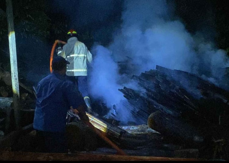 Kebakaran melanda oven pengeringan kayu di Desa Mindahan, Batealit, Jepara. Diduga dipicu temperatur tinggi, kerugian mencapai Rp20 juta. Tidak ada korban jiwa.