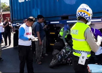Pengendara motor mengalami kecelakaan lalu lintas di depan Pasar Pecangaan Jepara usai terjatuh dan kaki terlindas truk kontainer.