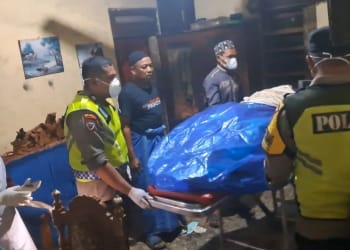 Polisi melakukan pemeriksaan terkait misteri kematian Komsiyah di Desa Kedungleper Kecamatan Bangsri Jepara