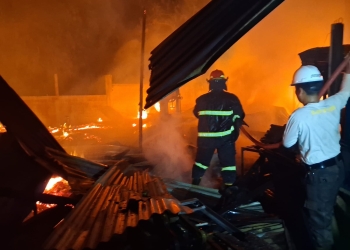 kebakaran brak mebel di Kembang Jepara malam hari api besar
