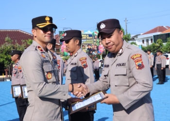 Personel Polres Jepara menerima penghargaan terbaik pengelolaan keuangan negara dari KPPN Kudus tahun 2026