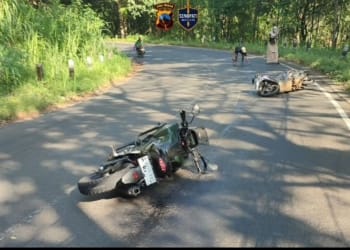Polisi membersihkan tumpahan oli di Jalan Sebagor Desa Dermolo Jepara setelah lima pengendara motor terjatuh
