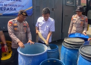 Polres Jepara menyalurkan 6.000 liter air bersih kepada warga Desa Kedungmalang Kecamatan Kedung yang terdampak kekeringan.