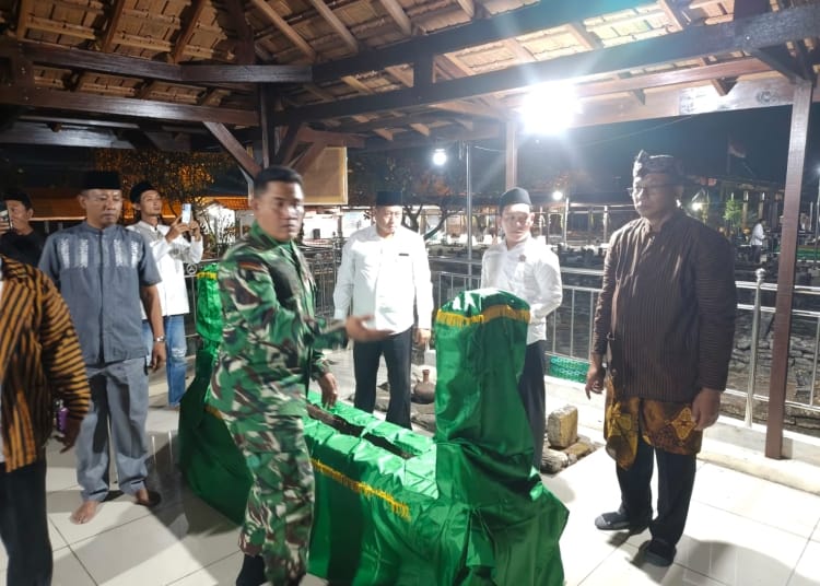 Kirab Luwur Adipati Tjitrosomo di Desa Sendang Kalinyamatan Jepara dihadiri ribuan warga dan dikawal Polsek Kalinyamatan.